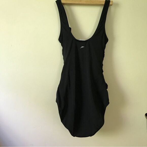 BLACK Speedo Cross Front One Piece with Hydro Bra (10) - Picture 4 of 10